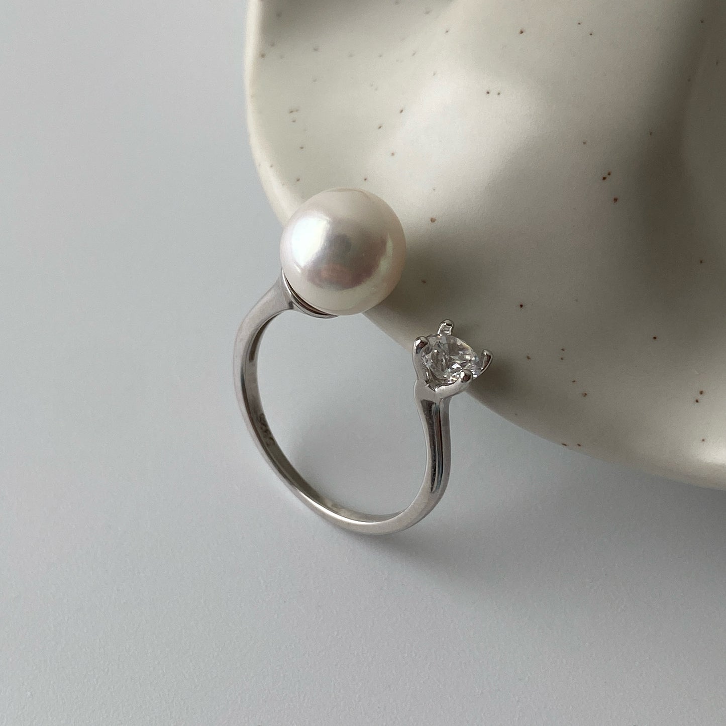 Alice Pearl Open Ring by derMomentø