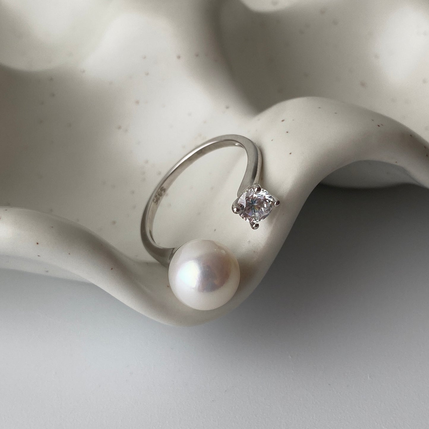 Alice Pearl Open Ring by derMomentø