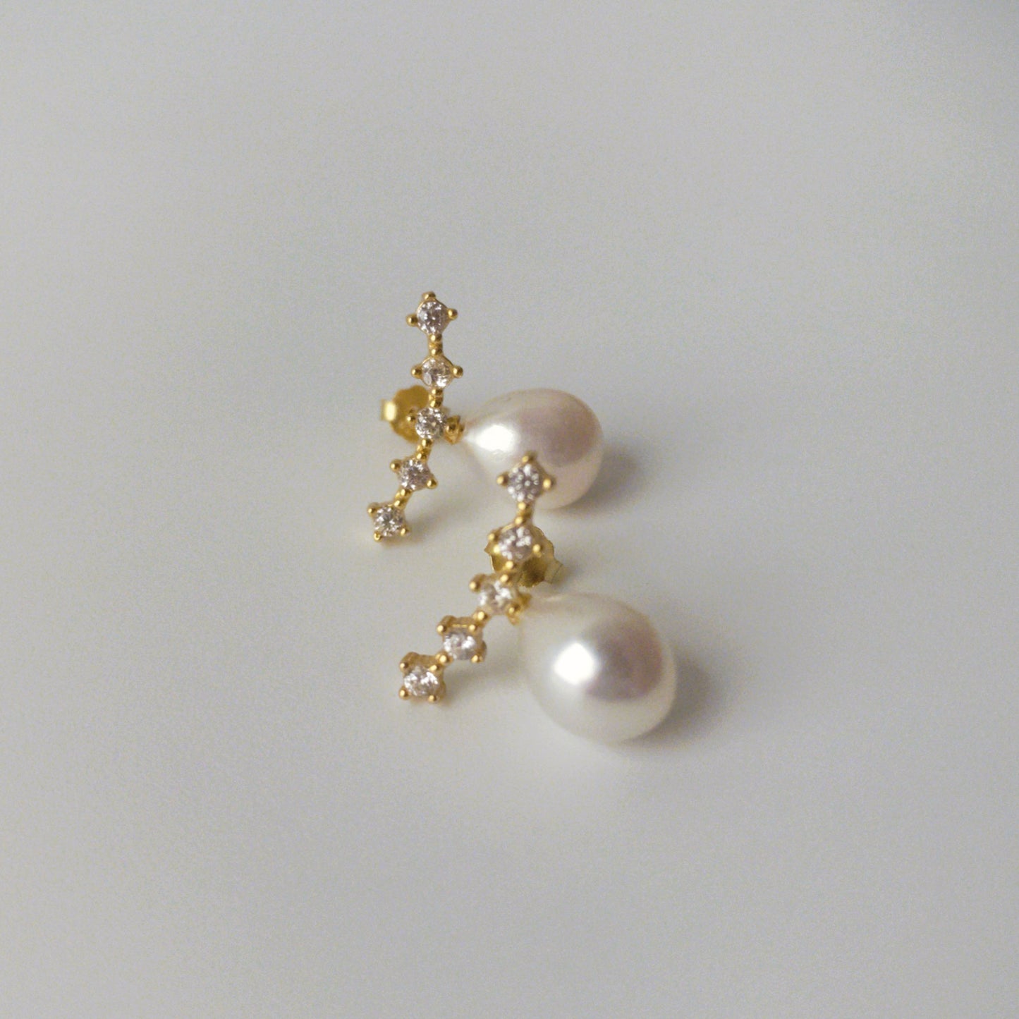 Lynn Pearl Stud Earrings by derMomentø