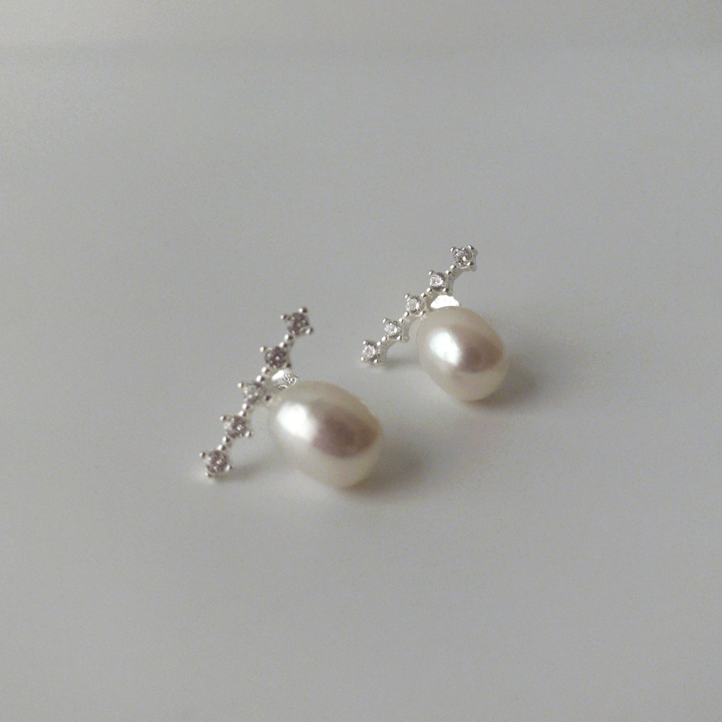 Lynn Pearl Stud Earrings by derMomentø